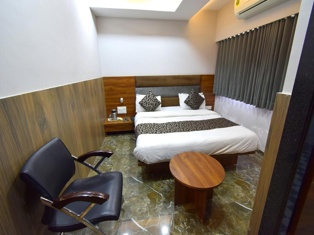Hotel Lake Palace Ahmedabad Exterior photo