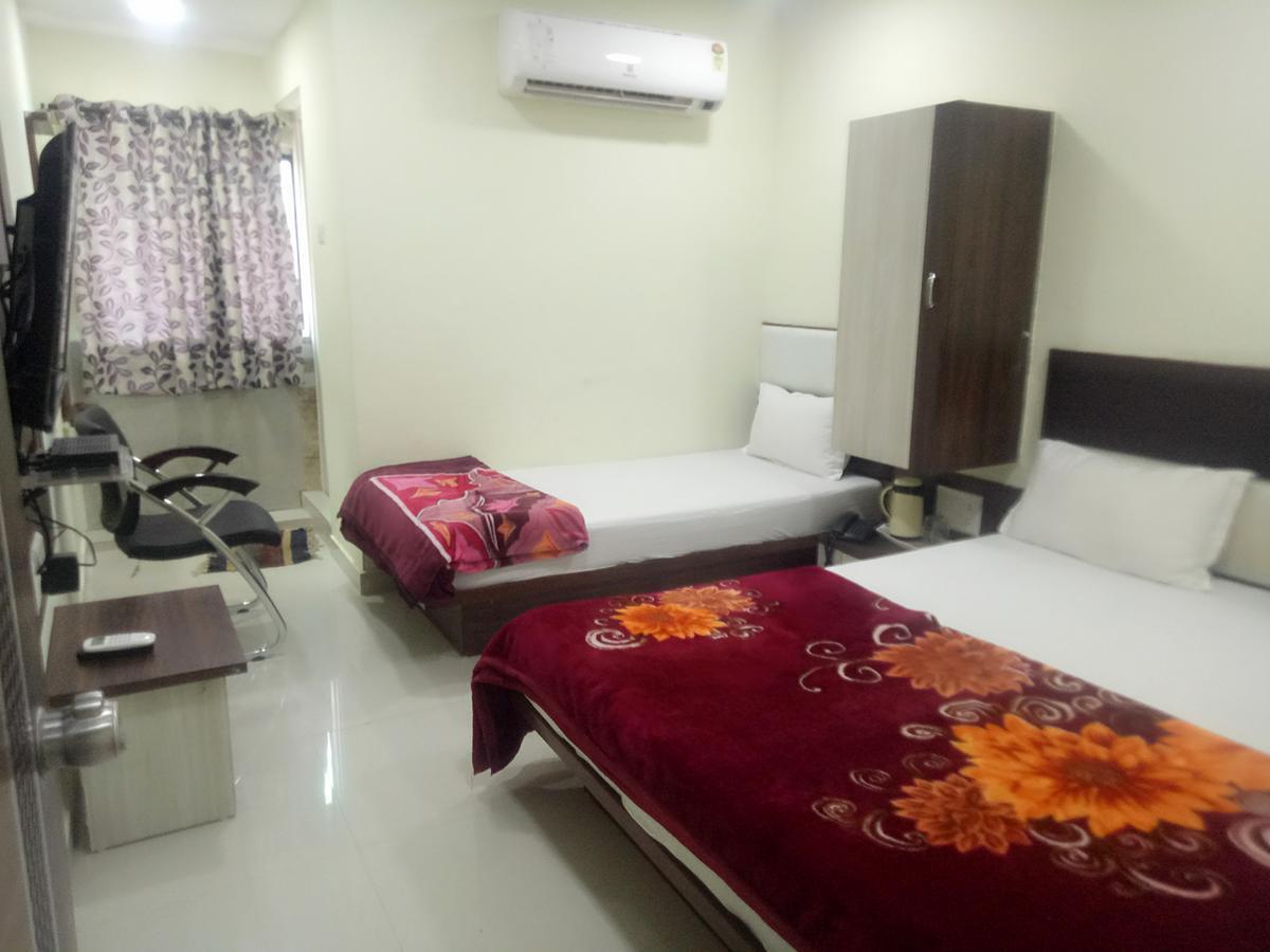 Hotel Lake Palace Ahmedabad Exterior photo