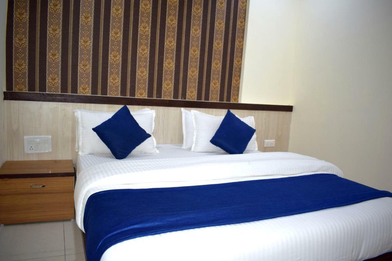 Hotel Lake Palace Ahmedabad Exterior photo